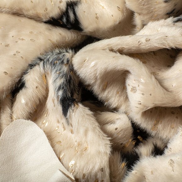 Luxe Home Decor Classic Faux Hide Rug | 1-Piece | Salty | 5.25'x7.5' - Picture 4 of 4